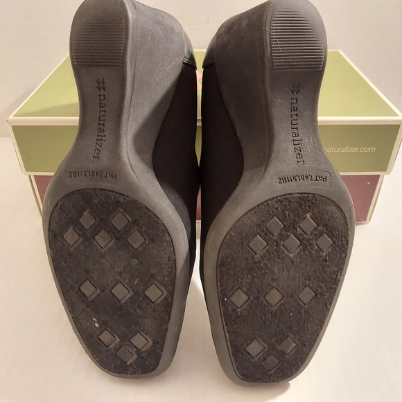 Naturalizer Kismet Black Stretch Shoes - Picture 8 of 14